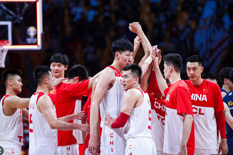 中国男篮热身赛惜败斯洛文尼亚，周琦内线表现亮眼