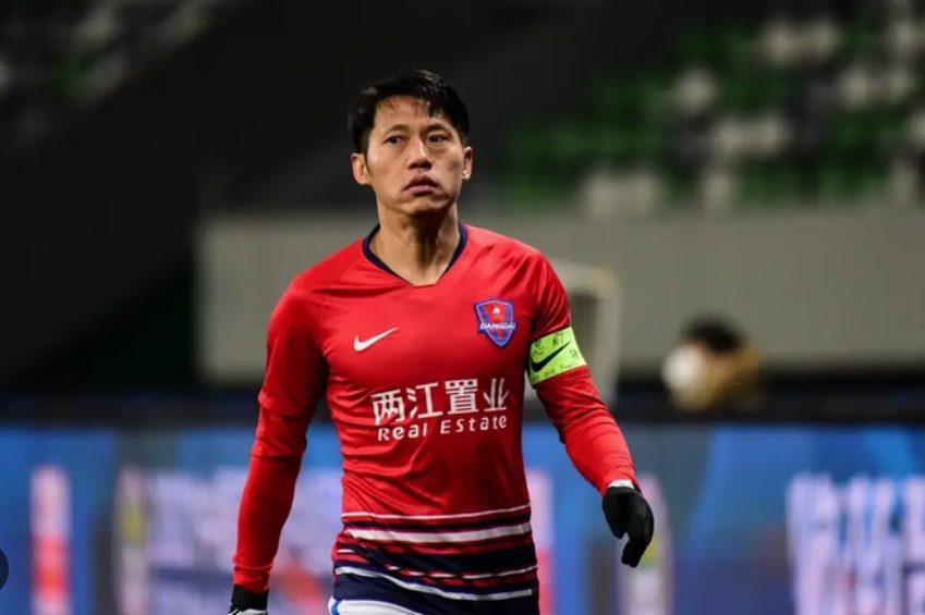 中国足球传奇郑智宣布退役，新征程引发球迷期待